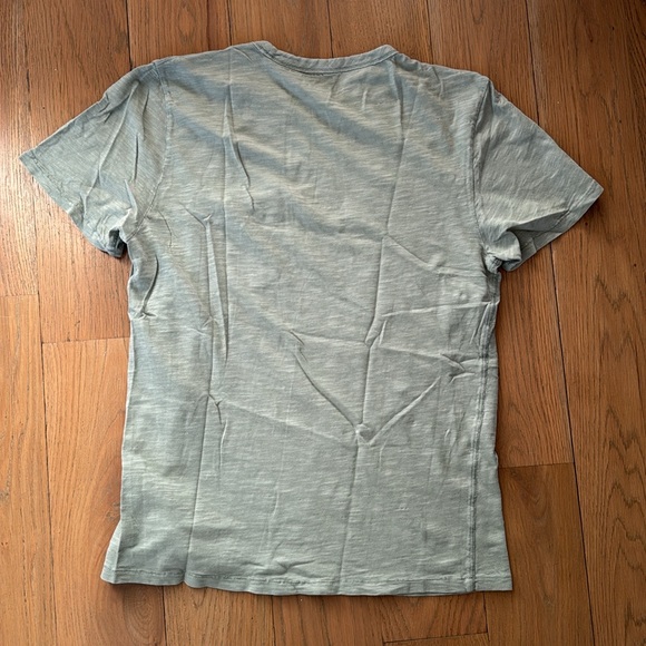 EVERLANE Men’s Light Green Heathered Cotton SS Tee - Picture 5 of 8